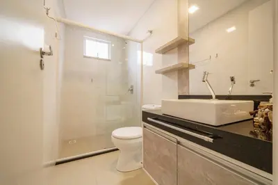 Uma casa de banho em AP 2 quartos, sacada com churrasqueira e piscina