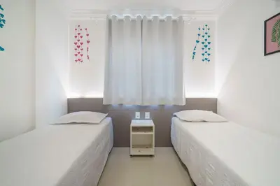 Uma cama ou camas num quarto em AP 2 quartos, sacada com churrasqueira e piscina