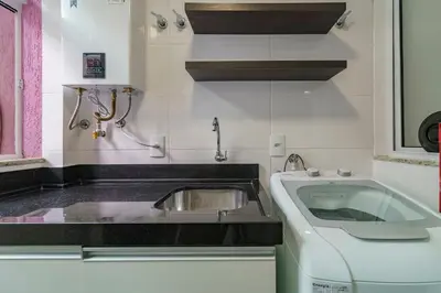 A planta de AP 2 quartos, sacada com churrasqueira e piscina