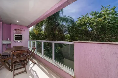 Uma varanda ou terraço em AP 2 quartos, sacada com churrasqueira e piscina