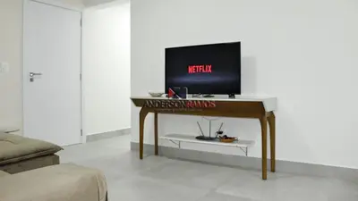 Uma televisão e/ou sistema de entretenimento em 1005 Residencial Positano Apto 203 - Quatro Ilhas