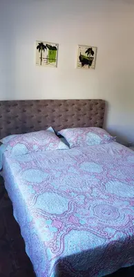 Uma cama ou camas num quarto em apartamento a 20 metros do mar bombinhas