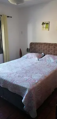 Uma cama ou camas num quarto em apartamento a 20 metros do mar bombinhas