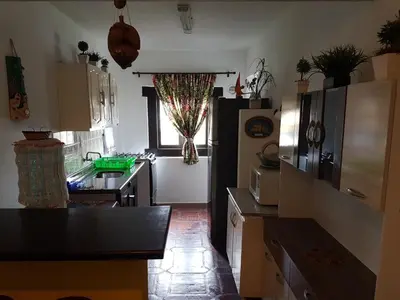 A cozinha ou kitchenette de apartamento a 20 metros do mar bombinhas