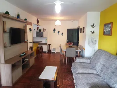 Uma televisão e/ou sistema de entretenimento em apartamento a 20 metros do mar bombinhas