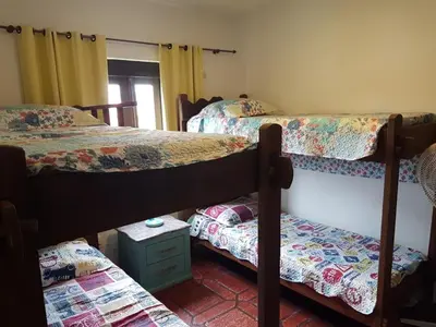 Uma cama ou camas num quarto em apartamento a 20 metros do mar bombinhas