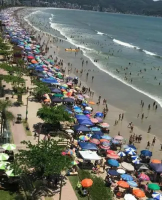Uma praia em ou perto do apartamento