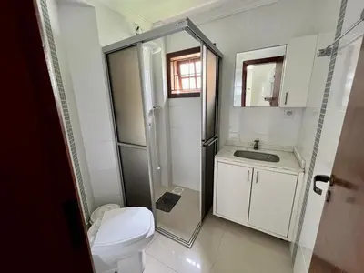 Uma casa de banho em Casa a 50 M do Mar Para Recarregar as Energias