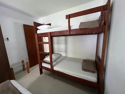 Uma cama ou camas num quarto em Casa a 50 M do Mar Para Recarregar as Energias