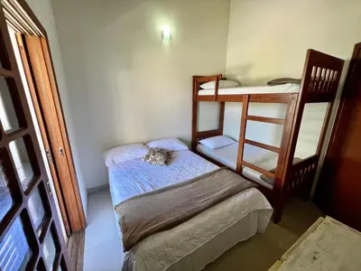 Uma cama ou camas num quarto em Casa a 50 M do Mar Para Recarregar as Energias
