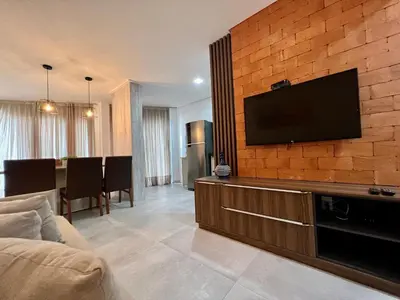 Uma televisão e/ou sistema de entretenimento em Para Momentos Beira Mar com Acesso Direto a Praia