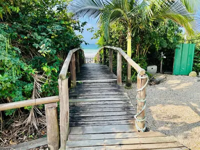 Um jardim no exterior de Para Momentos Beira Mar com Acesso Direto a Praia