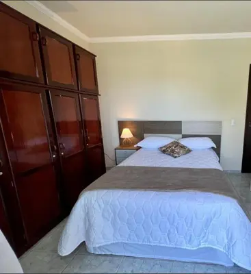 Uma cama ou camas num quarto em Explore Mariscal a 150 M da Praia - V1