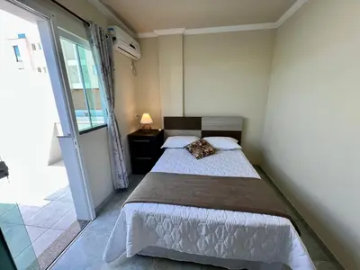 Uma cama ou camas num quarto em Explore Mariscal a 150 M da Praia - V1