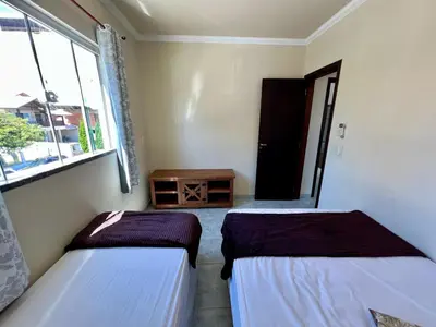 Uma cama ou camas num quarto em Uma Pausa Para a Rotina, Apto a 150 M do Mar - V3