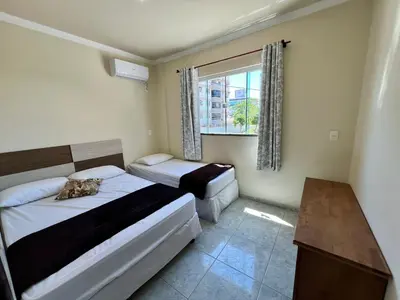 Uma cama ou camas num quarto em Uma Pausa Para a Rotina, Apto a 150 M do Mar - V3