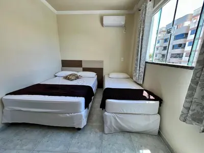 Uma cama ou camas num quarto em Uma Pausa Para a Rotina, Apto a 150 M do Mar - V3