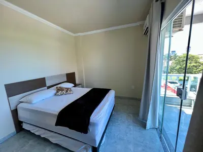 Uma cama ou camas num quarto em Uma Pausa Para a Rotina, Apto a 150 M do Mar - V3