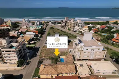 Uma vista do mar geral ou uma vista do mar a partir do apartamento
