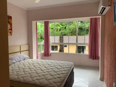 Uma cama ou camas num quarto em Apartamento inteiro 3 quartos no condomínio solar das bromelias