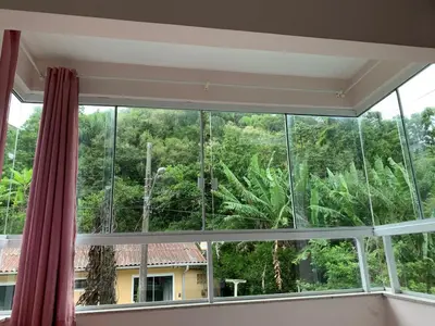 Um jardim no exterior de Apartamento inteiro 3 quartos no condomínio solar das bromelias
