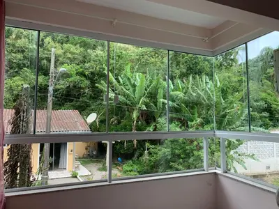 Um jardim no exterior de Apartamento inteiro 3 quartos no condomínio solar das bromelias