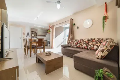 Uma televisão e/ou sistema de entretenimento em Aluguel Apartamento 2 quartos s 1 suíte Bombas/SC