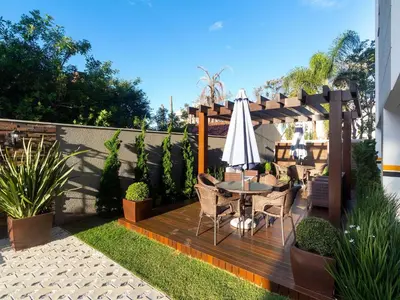 Um jardim no exterior de Aluguel Apartamento 2 quartos s 1 suíte Bombas/SC