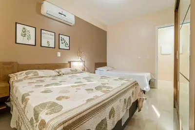 Uma cama ou camas num quarto em Aluguel Apartamento 2 quartos s 1 suíte Bombas/SC