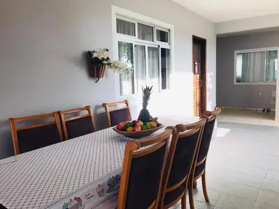 Uma área de estar em Casa Bombinhas