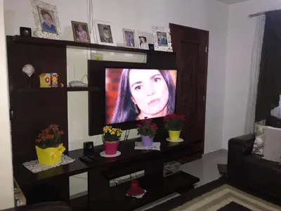 Uma televisão e/ou sistema de entretenimento em Casa Bombinhas