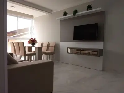 Uma televisão e/ou sistema de entretenimento em Lumini 103