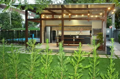Um jardim no exterior de Innbox - Porto Belo