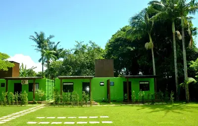 Um jardim no exterior de Innbox - Porto Belo