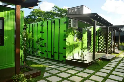 Um jardim no exterior de Innbox - Porto Belo