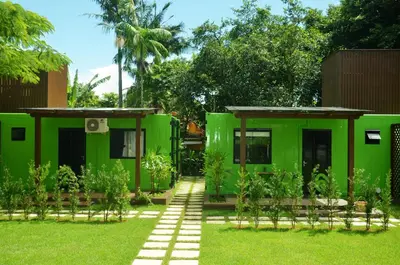 Um jardim no exterior de Innbox - Porto Belo