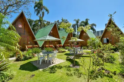 Um jardim no exterior de Chalé Suiço Bombinhas