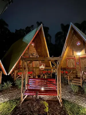 Um jardim no exterior de Chalé Suiço Bombinhas