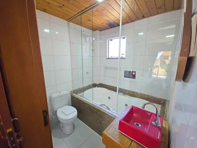 Uma casa de banho em Chalé Suiço Bombinhas