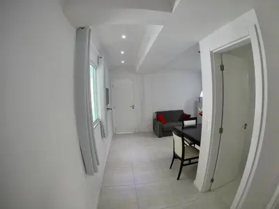 Uma área de estar em Apartamento Praia há 2min para 4 pessoas