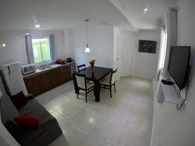Uma televisão e/ou sistema de entretenimento em Apartamento Praia há 2min para 4 pessoas