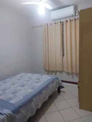 Uma cama ou camas num quarto em Ed. Praia de Palmas SC