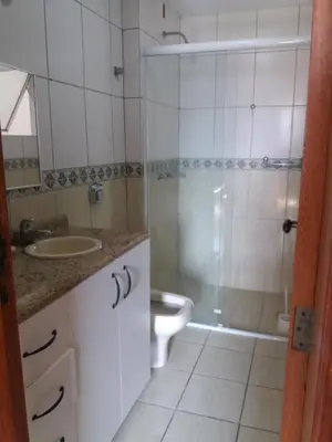 Uma casa de banho em Ed. Praia de Palmas SC