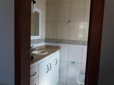 Uma casa de banho em Ed. Praia de Palmas SC
