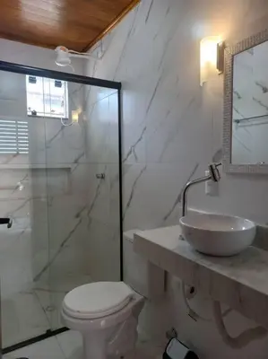Uma casa de banho em Recanto das Acacias