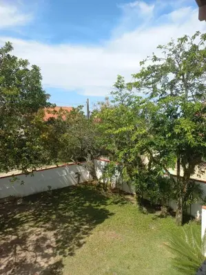 Um jardim no exterior de Recanto das Acacias