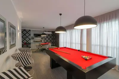 Uma mesa de bilhar em Apartamento Praia de Palmas