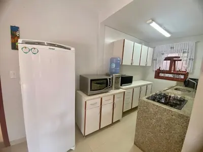 A cozinha ou kitchenette de 020A - Sobrado de 3 quartos para alugar, Bombinhas/SC