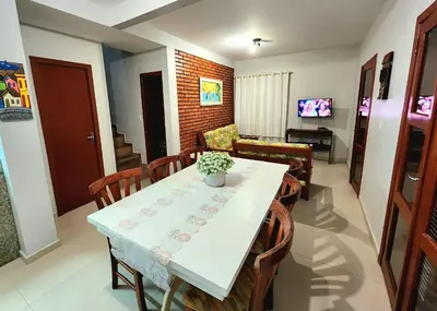Uma televisão e/ou sistema de entretenimento em 020A - Sobrado de 3 quartos para alugar, Bombinhas/SC