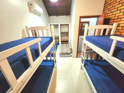 Uma cama ou camas num quarto em 020A - Sobrado de 3 quartos para alugar, Bombinhas/SC